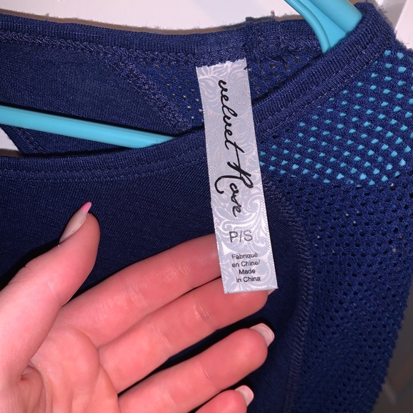 Velvet rose workout top - Picture 2 of 3